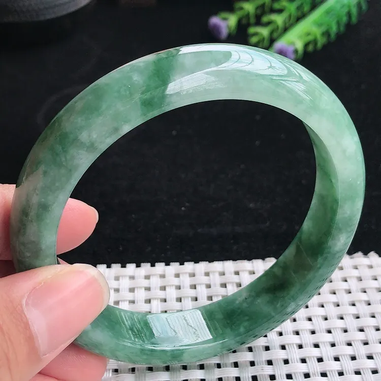 自然光61.8大圈口老坑精美温润满色手镯翡翠玉镯尺寸61.8/13.5/8.5