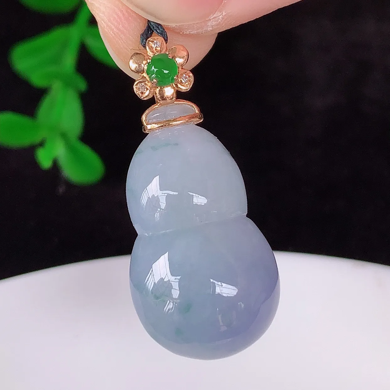 自然光实拍，18K金镶嵌冰润冰糯种紫底飘花翡翠葫芦吊坠，翡翠葫芦，寓意福禄双全，财源滚滚，佩戴效果优
