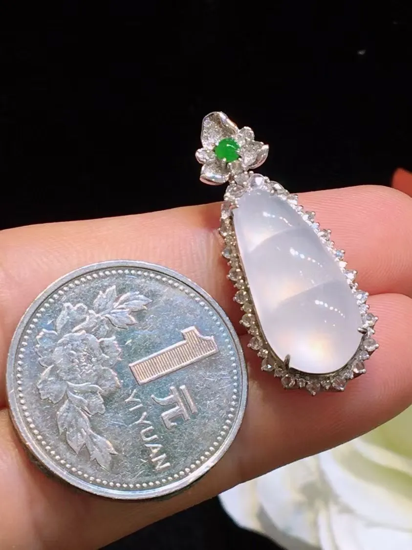 冰种蛋面戒指 、真金真钻镶嵌，种水好，玉质细腻 .裸石尺寸 21.0*9.8