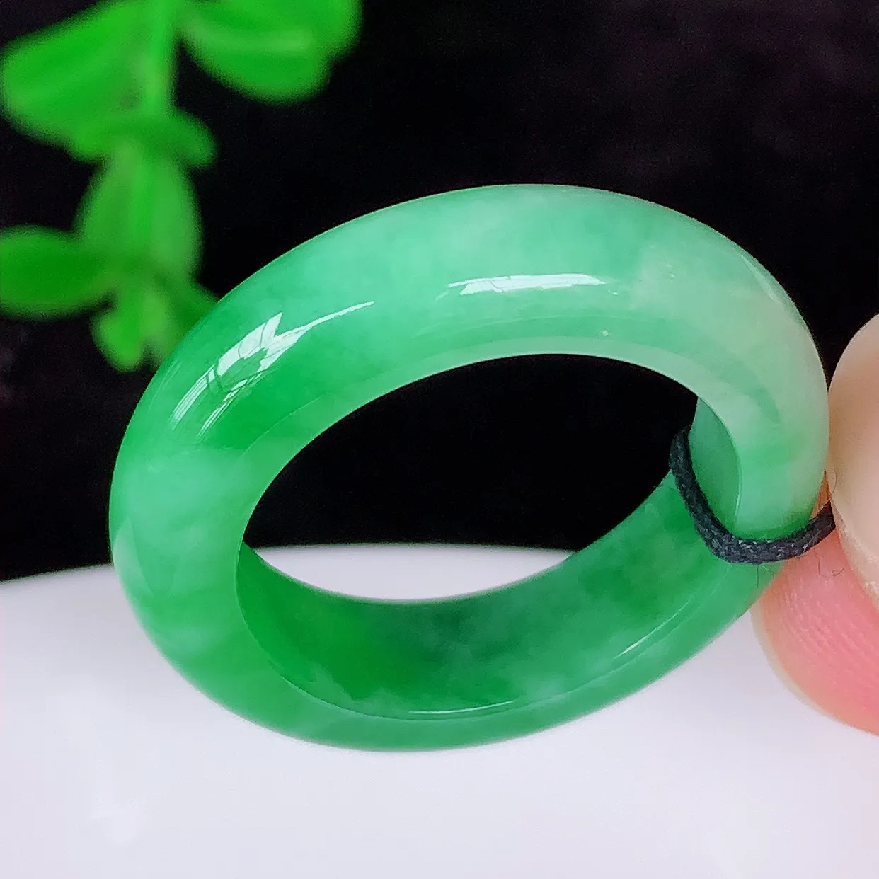 自然光实拍，冰润冰糯种飘绿18mm内径翡翠指环，玉戒指，玉质莹润，好精美好冰润的指环，17圈口，上手纤巧！#1.13