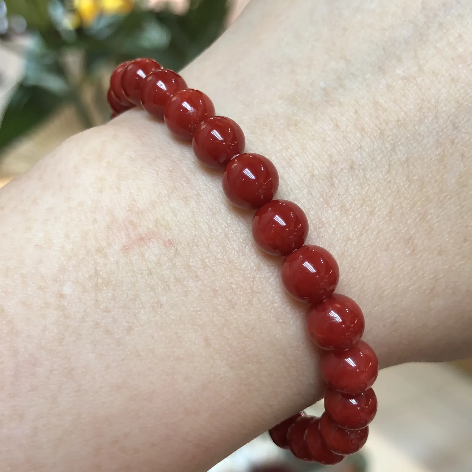 【天然赤血牛血红珊瑚7mm圆珠手串】赤血牛血红颜色，光泽柔润透亮，直径约为7-6.6mm，重量12.15克，共26颗，珊瑚本为佛教珍宝，来自深海千年生长，有生长纹，属于有机宝石，气场强大，材料西班牙产地，科西卡材料，珍贵！每粒均为天然无添加无修补！收藏精品！传承宝贝！