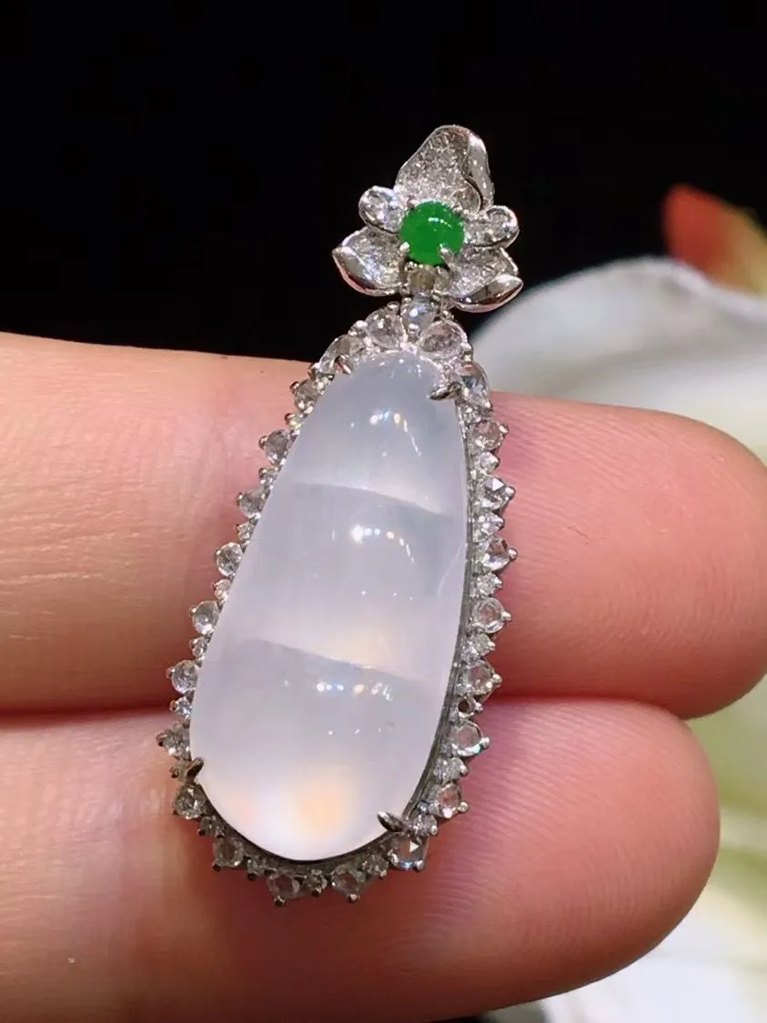 冰种蛋面戒指 、真金真钻镶嵌，种水好，玉质细腻 .裸石尺寸 21.0*9.8