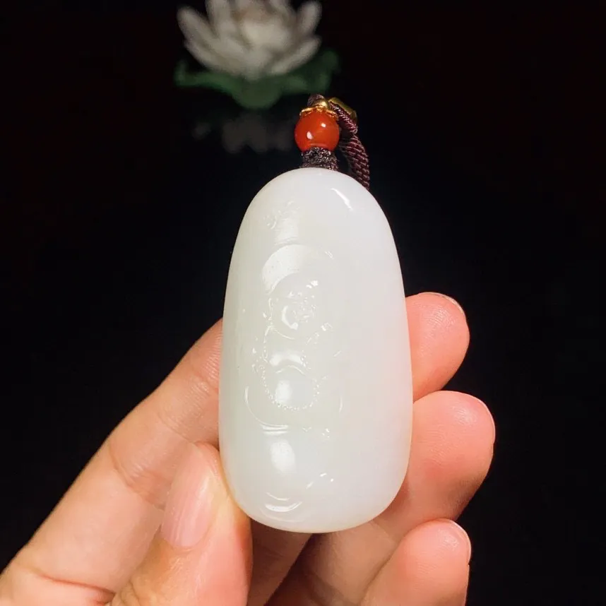 和田玉羊脂白玉佛引福来挂件。尺寸50/28/14重35克。白度一级 玉质细腻油润。手推出油。品相大气。 lt250513
