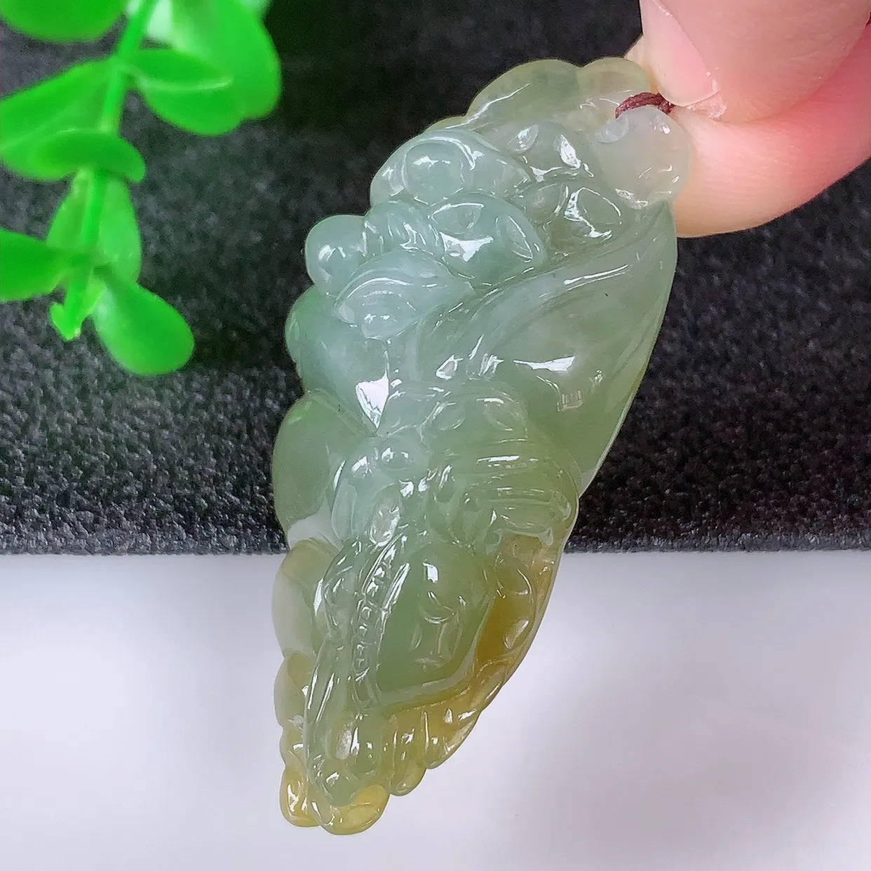 自然光实拍，冰润冰糯种黄翡翡翠海螺吊坠，八方来财，种老水足，翠色灵动，寓意美好，佩戴时尚出众！#60