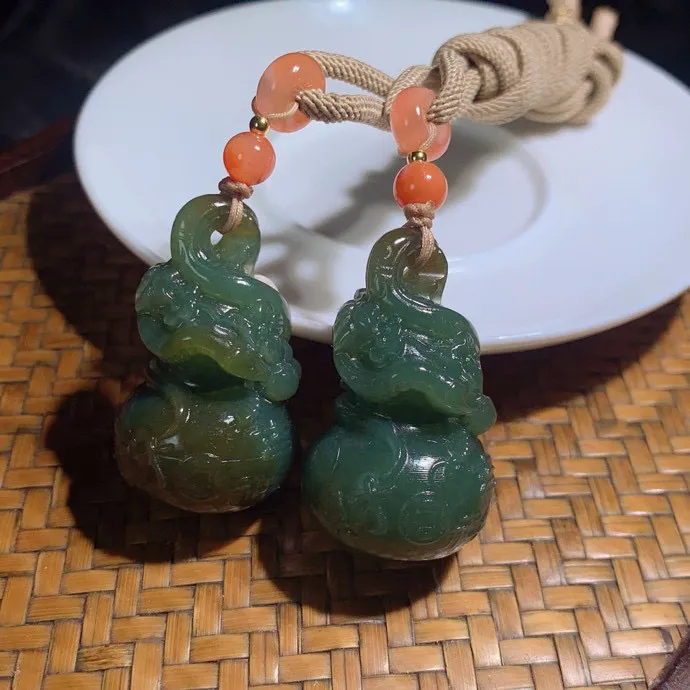 一对新疆且末料福禄寿葫芦挂件。尺寸38/22总重48克。玉质细腻油润。手推出油。品相大气。 lt250512