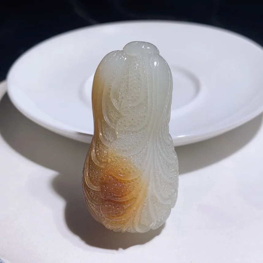 新疆且末糖遇百财白菜挂件。尺寸50/26/22重36.9克。玉质细腻油润。手推出油。品相大气 lt2505012