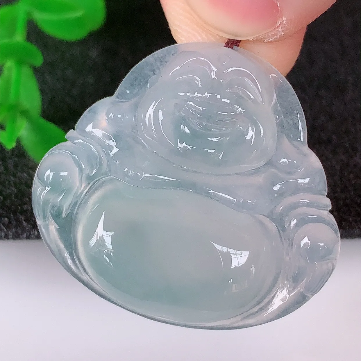 自然光实拍，冰润冰种翡翠佛公吊坠，饱满， 佛公亦保平安，寓意有福（佛公）相伴，配戴优雅迷人！#60.13