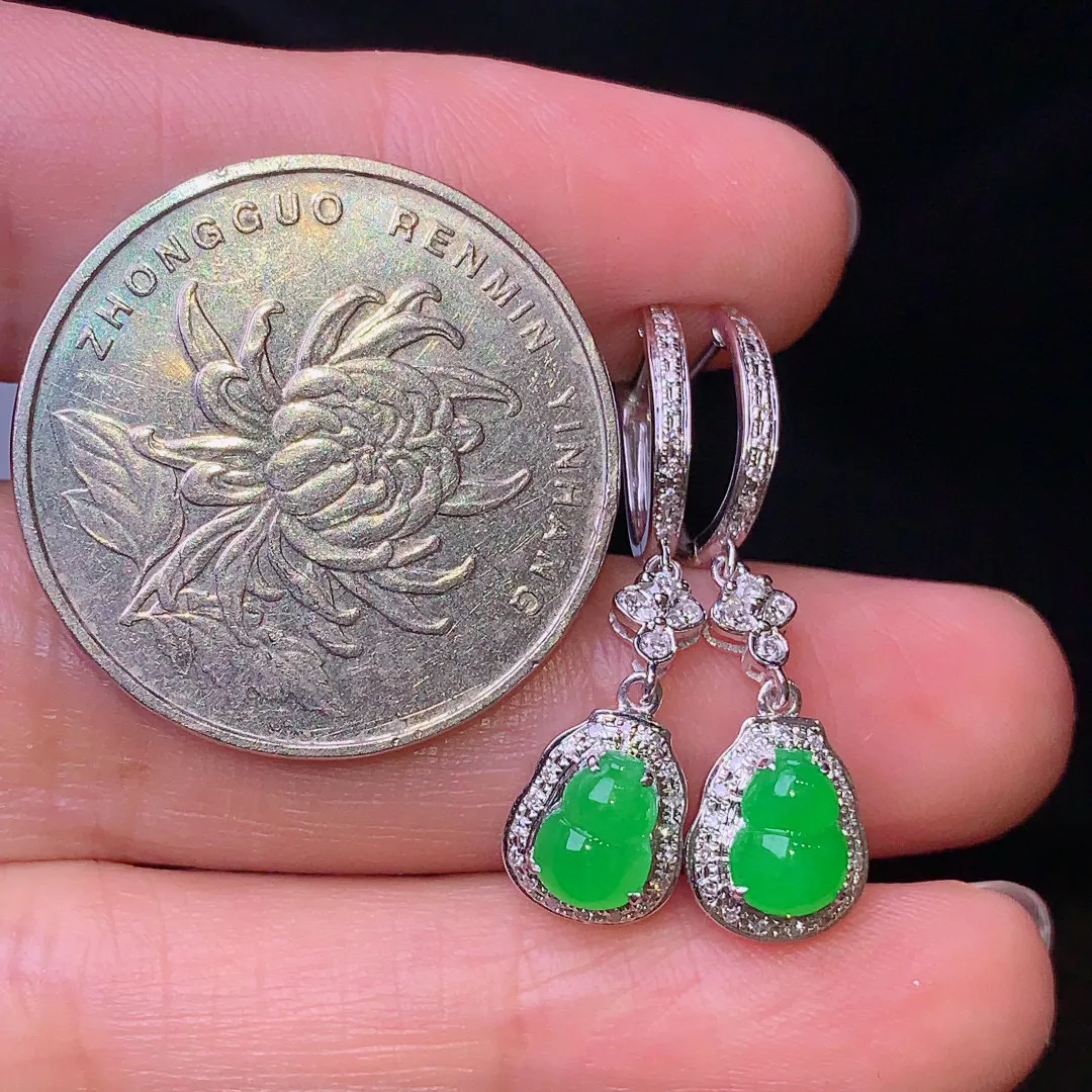 18k金钻镶嵌满绿葫芦耳坠 玉质细腻 色泽艳丽 整体尺寸30*7.7*5.1