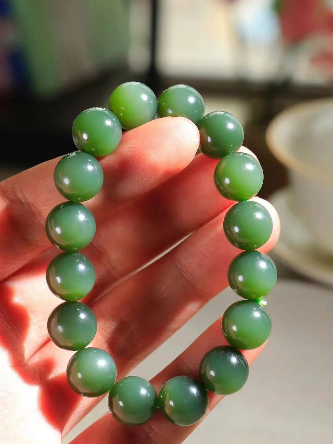 【玉润珠圆.臻品传承.手串】

精品和田玉碧玉圆珠手串，精选上等和田玉，经过匠人精心雕琢，每一颗珠子都圆润饱满，象征着圆满与和谐。佩戴它，传承经典，彰显尊贵气质。重44.8克  尺寸取一12mm  O78301265