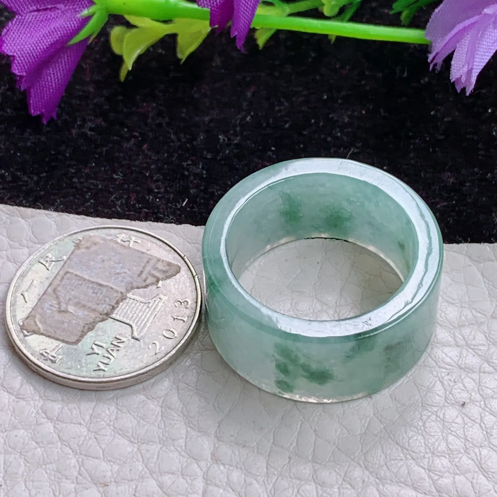 实拍zl缅甸翡翠A货冰润飘花22mm内径玉扳指 玉吊坠 尺寸22*12.6*3.8mm