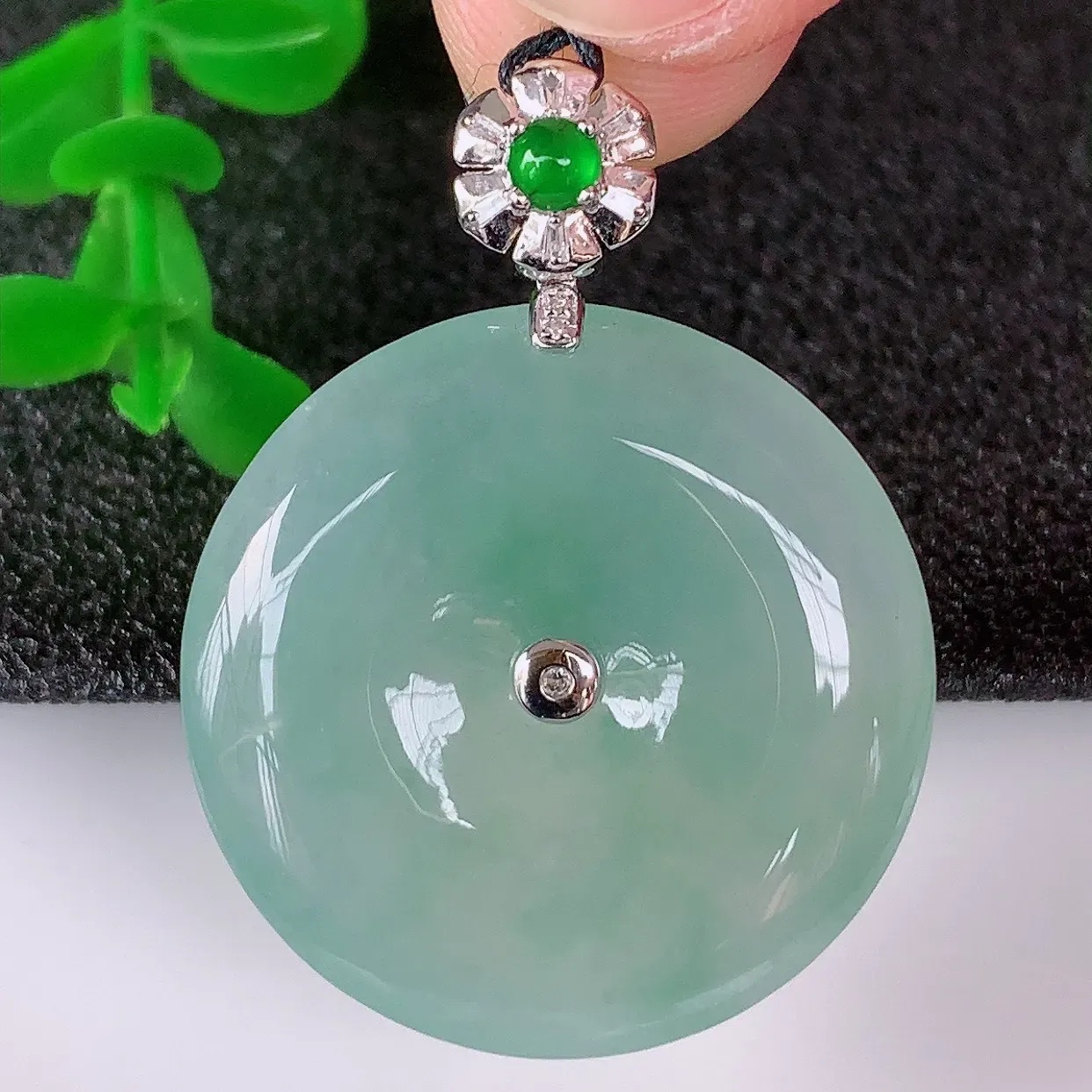 自然光实拍，18K金镶嵌水润冰种飘绿翡翠平安扣吊坠，翡翠平安扣，冰润光泽，寓意平平安安，平安扣佩戴时尚漂亮！#00.13整体34.5*26*6.6裸石26*26