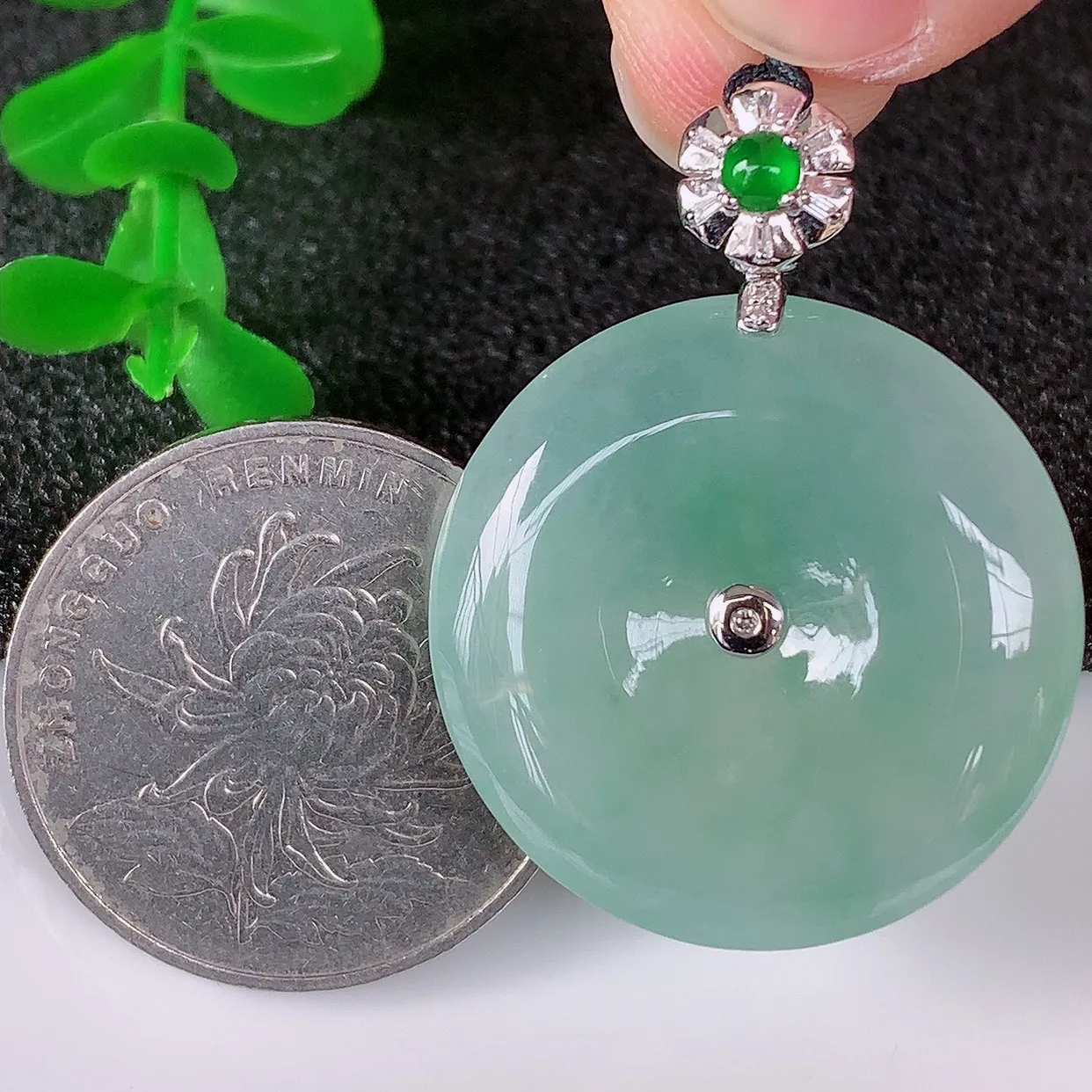 自然光实拍，18K金镶嵌水润冰种飘绿翡翠平安扣吊坠，翡翠平安扣，冰润光泽，寓意平平安安，平安扣佩戴时尚漂亮！#00.13整体34.5*26*6.6裸石26*26