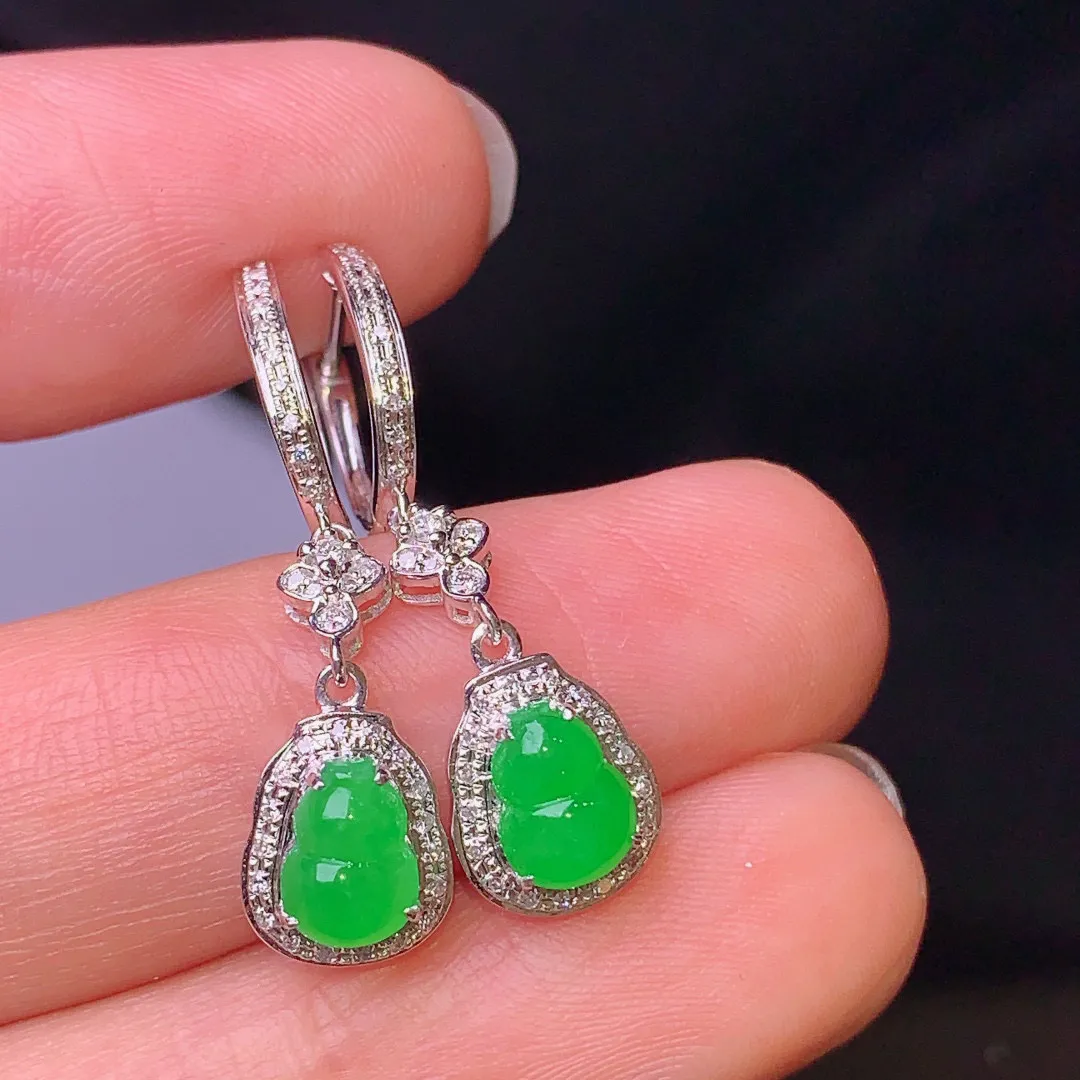 18k金钻镶嵌满绿葫芦耳坠 玉质细腻 色泽艳丽 整体尺寸30*7.7*5.1