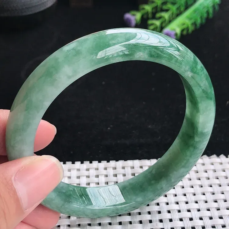 自然光61.8大圈口老坑精美温润满色手镯翡翠玉镯尺寸61.8/13.5/8.5