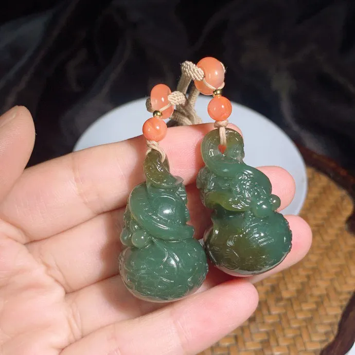 一对新疆且末料福禄寿葫芦挂件。尺寸38/22总重48克。玉质细腻油润。手推出油。品相大气。 lt250512