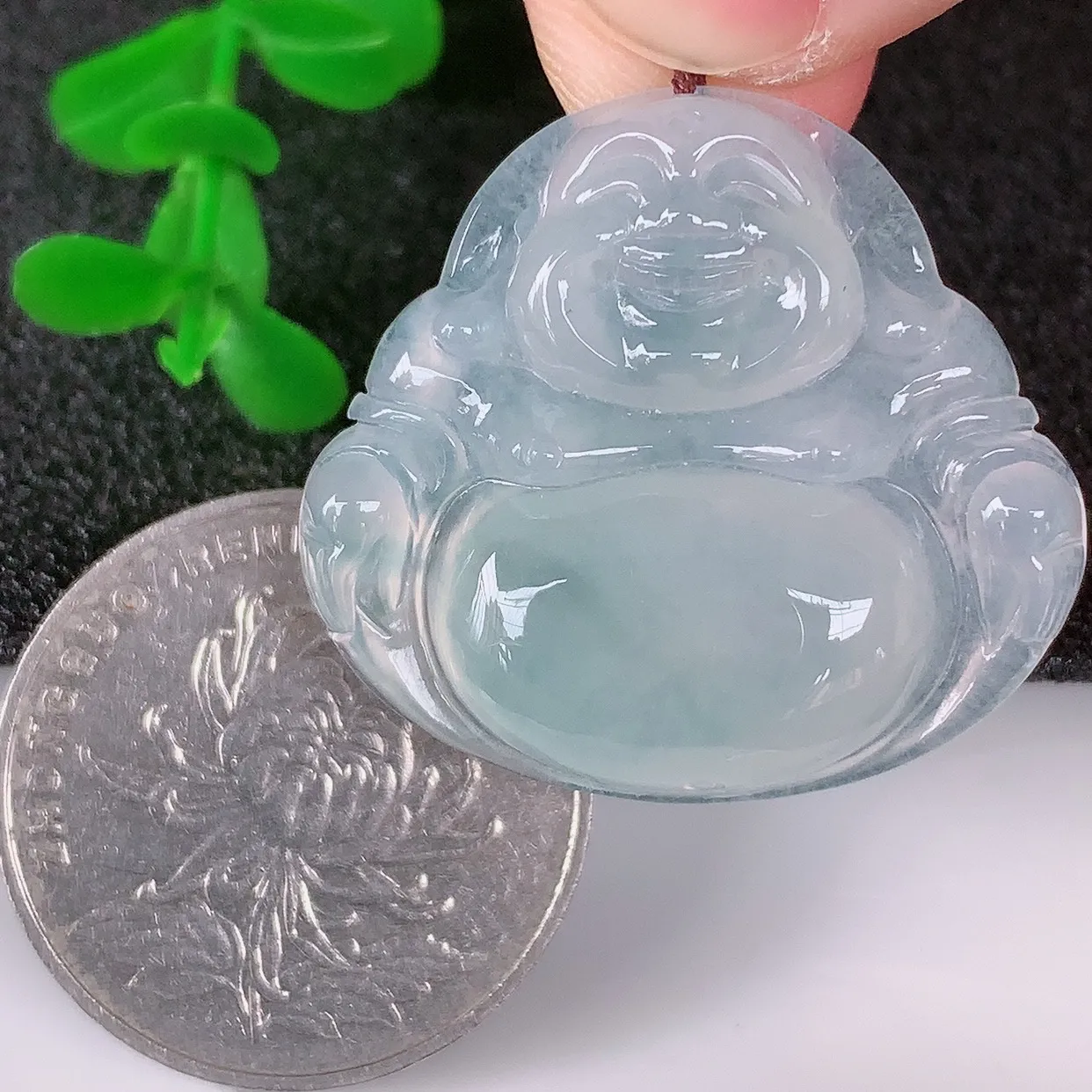 自然光实拍，冰润冰种翡翠佛公吊坠，饱满， 佛公亦保平安，寓意有福（佛公）相伴，配戴优雅迷人！#60.13