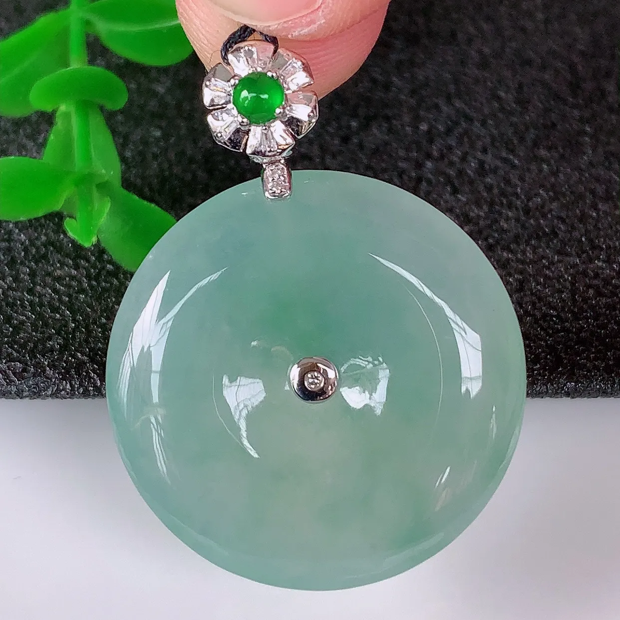 自然光实拍，18K金镶嵌水润冰种飘绿翡翠平安扣吊坠，翡翠平安扣，冰润光泽，寓意平平安安，平安扣佩戴时尚漂亮！#00.13整体34.5*26*6.6裸石26*26