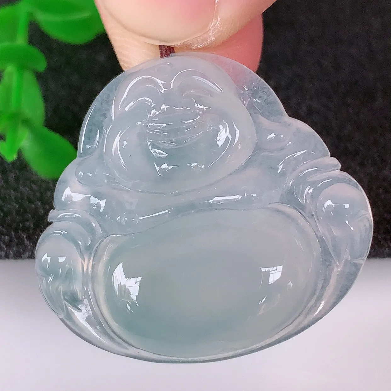 自然光实拍，冰润冰种翡翠佛公吊坠，饱满， 佛公亦保平安，寓意有福（佛公）相伴，配戴优雅迷人！#60.13
