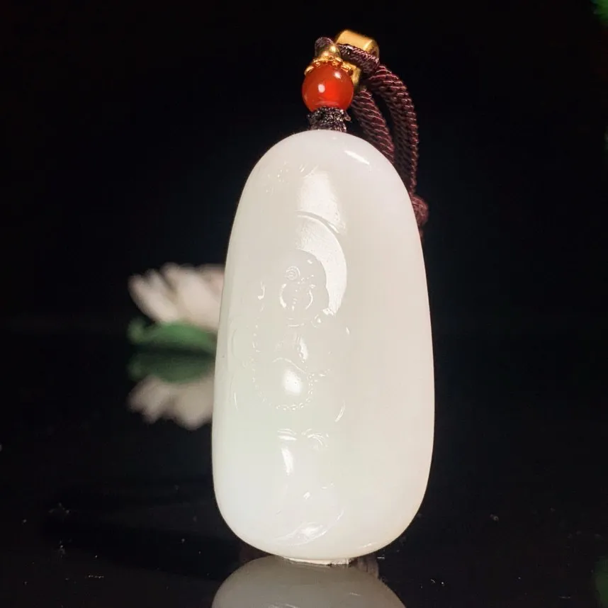 和田玉羊脂白玉佛引福来挂件。尺寸50/28/14重35克。白度一级 玉质细腻油润。手推出油。品相大气。 lt250513