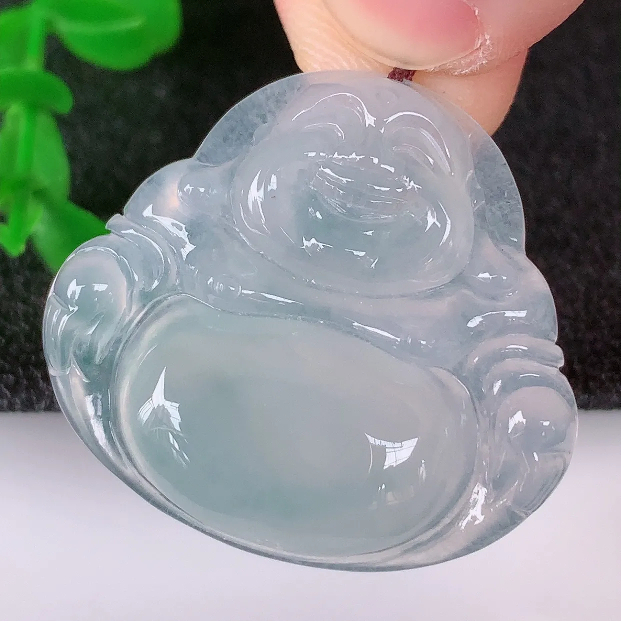自然光实拍，冰润冰种翡翠佛公吊坠，饱满， 佛公亦保平安，寓意有福（佛公）相伴，配戴优雅迷人！#60.