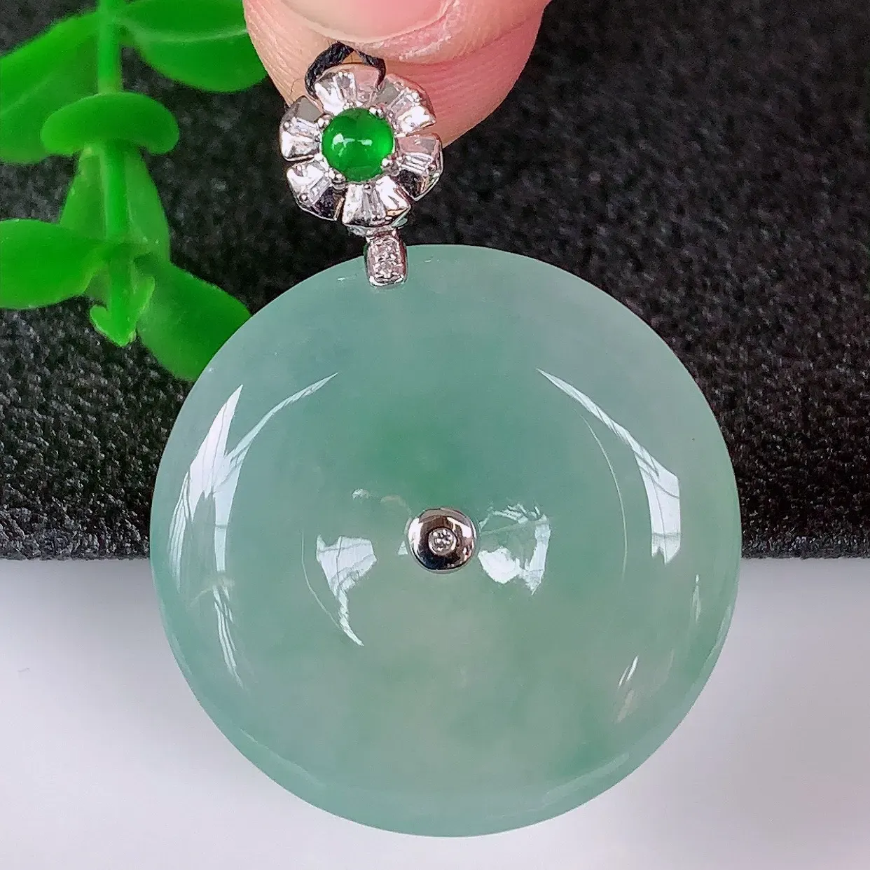 自然光实拍，18K金镶嵌水润冰种飘绿翡翠平安扣吊坠，翡翠平安扣，冰润光泽，寓意平平安安，平安扣佩戴时尚漂亮！#00.13整体34.5*26*6.6裸石26*26