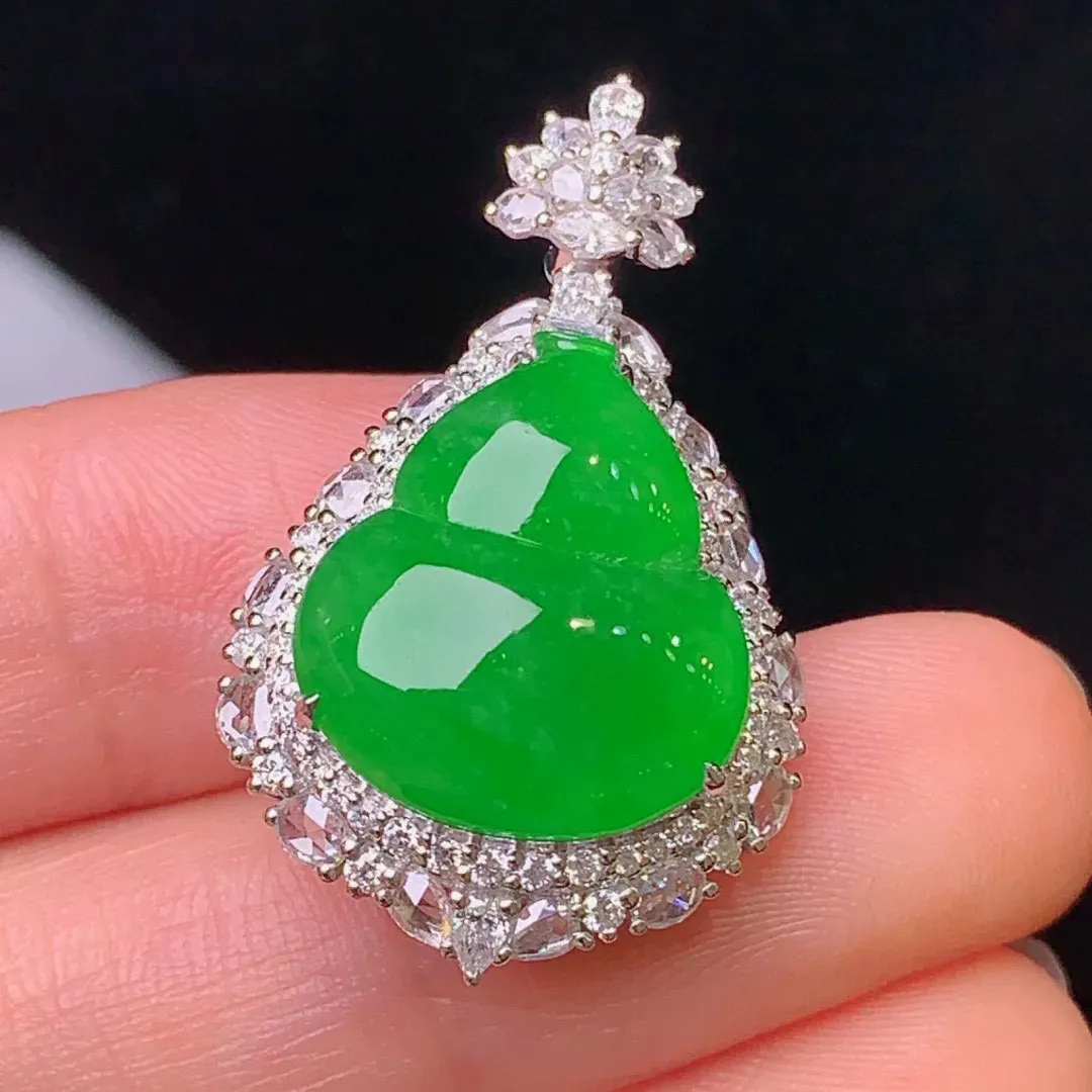 18k金钻镶嵌满绿葫芦吊坠 玉质细腻 色泽艳丽 厚身饱满 整体尺寸30.7*19*12.2