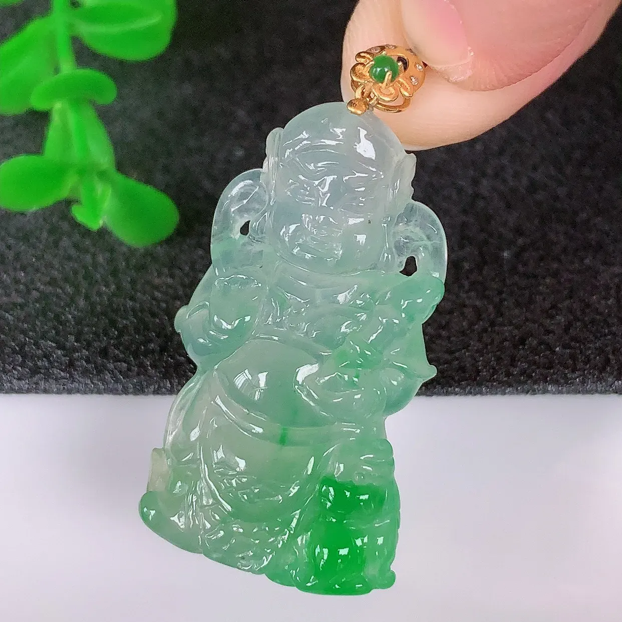 自然光实拍，18k金镶嵌糯冰种飘阳绿翡翠不动明王吊坠，沁人心脾，精致典雅的设计，为佩戴者，增添色彩，送礼自留都是佳品选择！#1.13整体38*裸石31.5*18.5*5.8