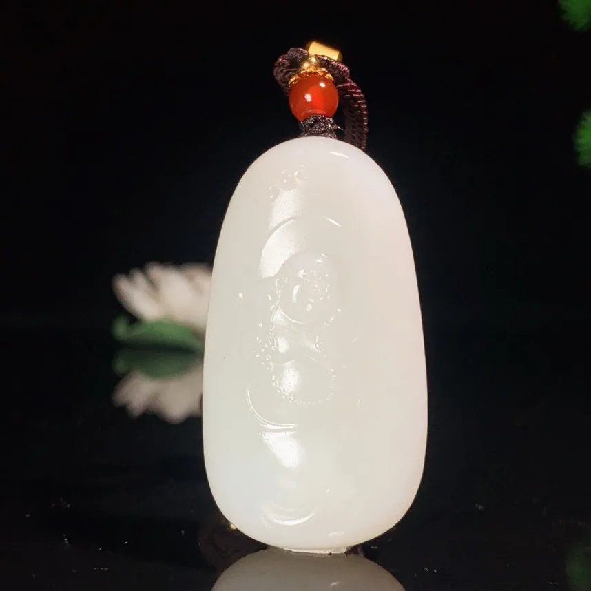 和田玉羊脂白玉佛引福来挂件。尺寸50/28/14重35克。白度一级 玉质细腻油润。手推出油。品相大气