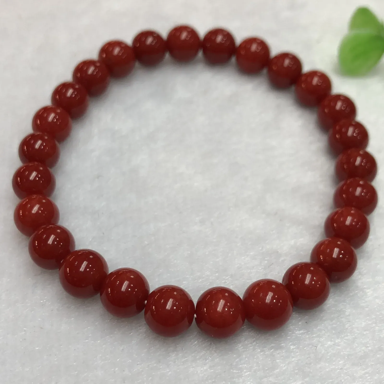 【天然赤血牛血红珊瑚7mm圆珠手串】赤血牛血红颜色，光泽柔润透亮，直径约为7-6.6mm，重量12.15克，共26颗，珊瑚本为佛教珍宝，来自深海千年生长，有生长纹，属于有机宝石，气场强大，材料西班牙产地，科西卡材料，珍贵！每粒均为天然无添加无修补！收藏精品！传承宝贝！