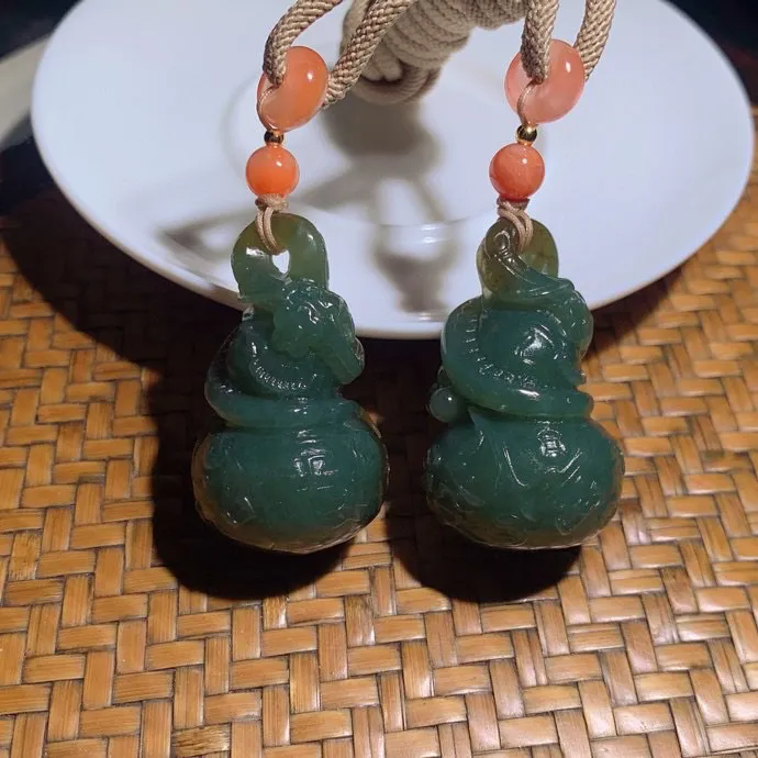 一对新疆且末料福禄寿葫芦挂件。尺寸38/22总重48克。玉质细腻油润。手推出油。品相大气。 lt250512