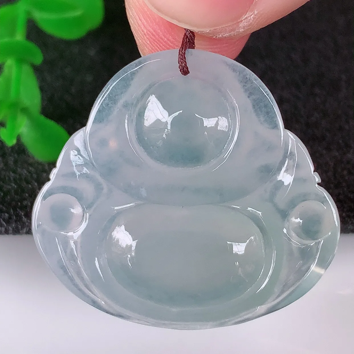 自然光实拍，冰润冰种翡翠佛公吊坠，饱满， 佛公亦保平安，寓意有福（佛公）相伴，配戴优雅迷人！#60.13