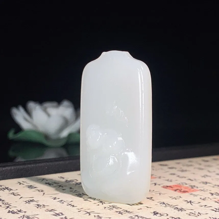 和田玉羊脂白玉佛引福来牌子挂件。尺寸48/26/9重17.3克。白度一级。玉质细腻油润。手推出油。品相大气。 lt250513