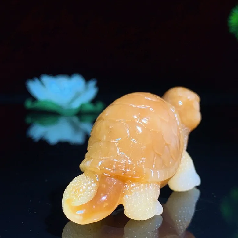 新疆且末糖龙龟富贵长寿把件。尺寸71/30/25重65.8克。玉质细腻油润。手推出油。品相大气。 lt250513