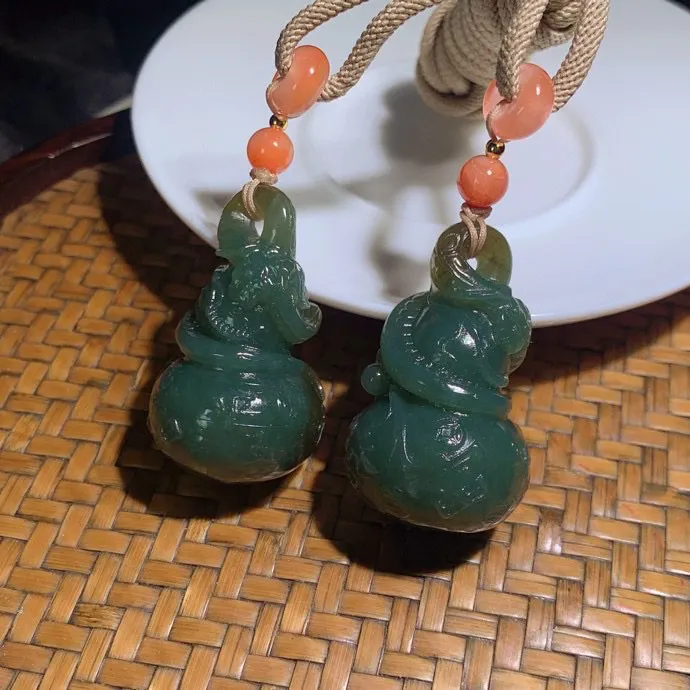 一对新疆且末料福禄寿葫芦挂件。尺寸38/22总重48克。玉质细腻油润。手推出油。品相大气。 lt250512