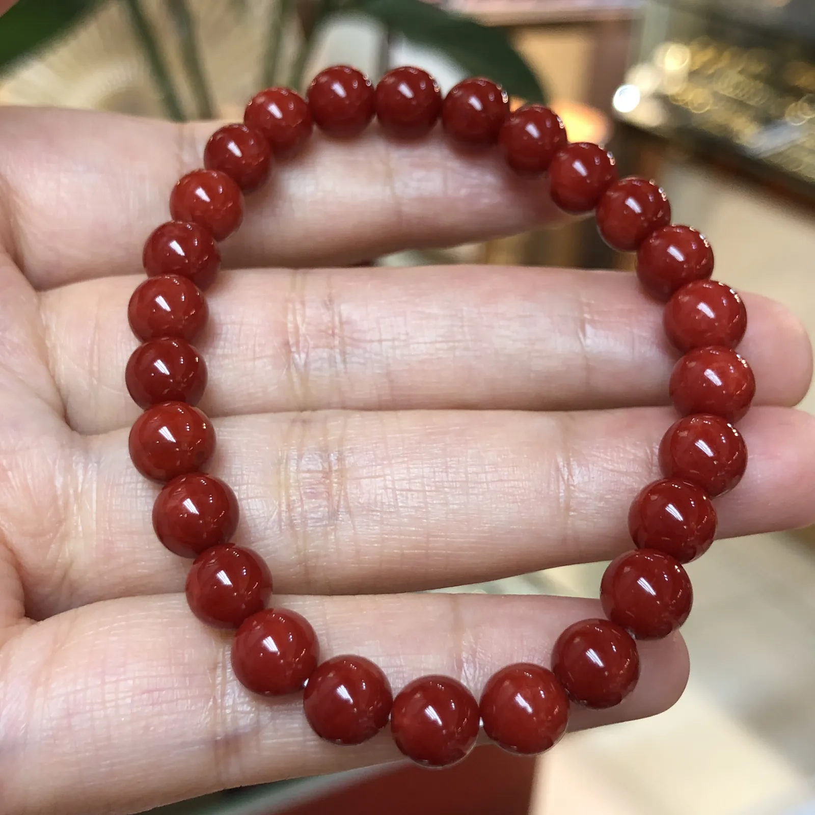 【天然赤血牛血红珊瑚7mm圆珠手串】赤血牛血红颜色，光泽柔润透亮，直径约为7-6.6mm，重量12.15克，共26颗，珊瑚本为佛教珍宝，来自深海千年生长，有生长纹，属于有机宝石，气场强大，材料西班牙产地，科西卡材料，珍贵！每粒均为天然无添加无修补！收藏精品！传承宝贝！