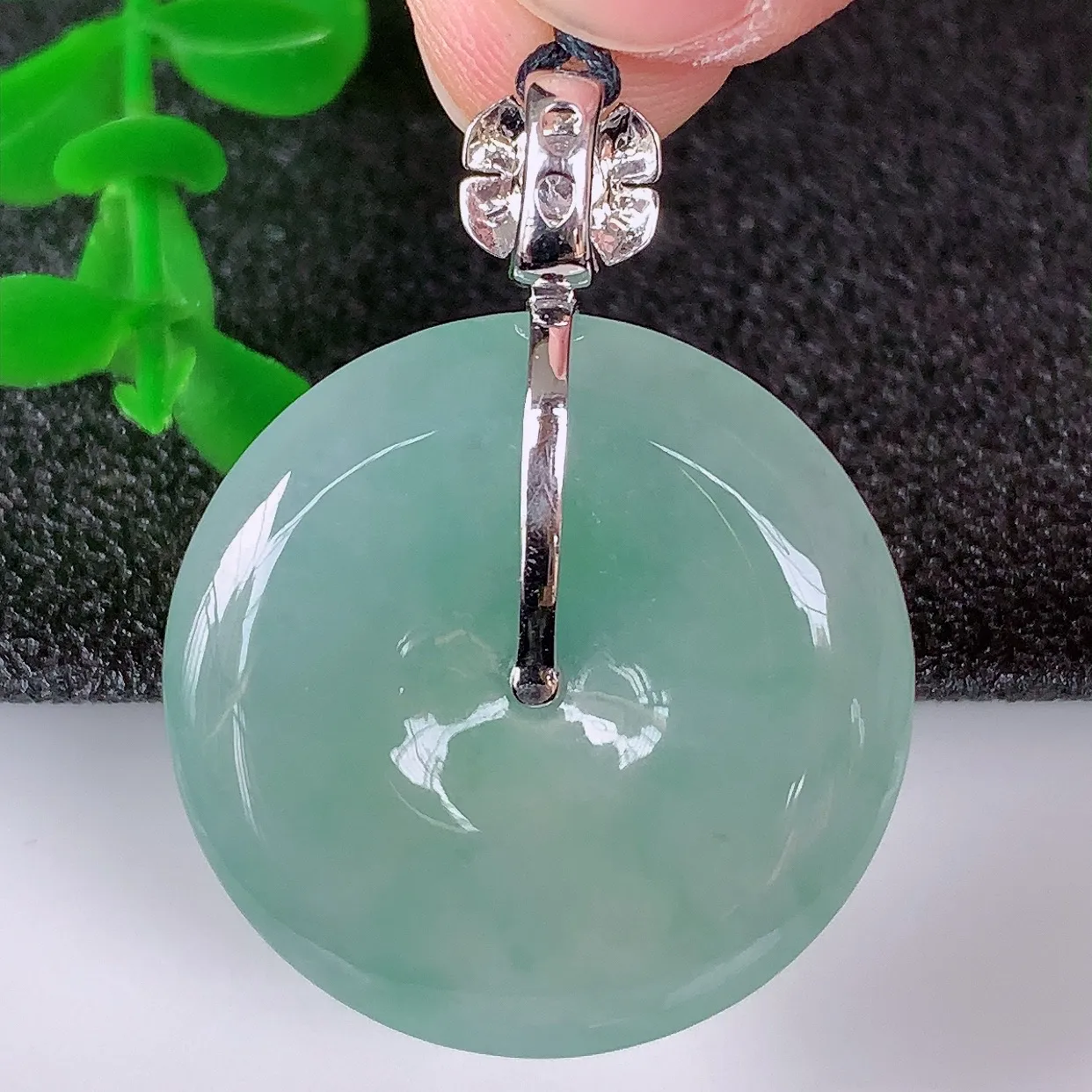 自然光实拍，18K金镶嵌水润冰种飘绿翡翠平安扣吊坠，翡翠平安扣，冰润光泽，寓意平平安安，平安扣佩戴时尚漂亮！#00.13整体34.5*26*6.6裸石26*26