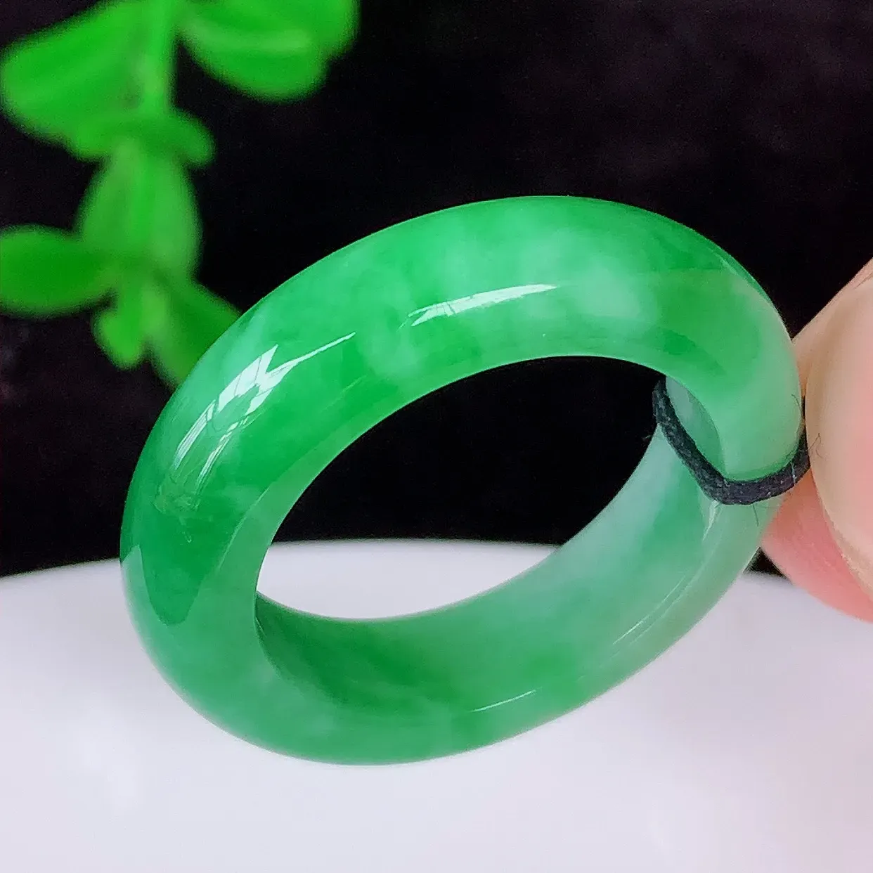 自然光实拍，冰润冰糯种飘绿18mm内径翡翠指环，玉戒指，玉质莹润，好精美好冰润的指环，17圈口，上手纤巧！#1.13