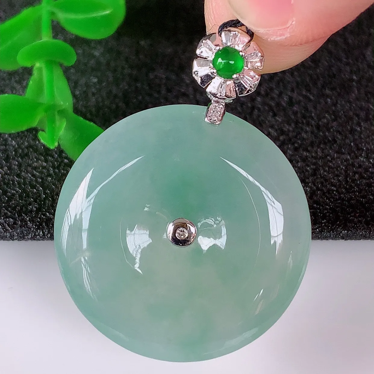 自然光实拍，18K金镶嵌水润冰种飘绿翡翠平安扣吊坠，翡翠平安扣，冰润光泽，寓意平平安安，平安扣佩戴时尚漂亮！#00.13整体34.5*26*6.6裸石26*26