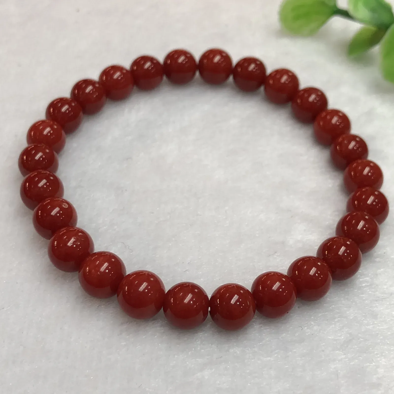 【天然赤血牛血红珊瑚7mm圆珠手串】赤血牛血红颜色，光泽柔润透亮，直径约为7-6.6mm，重量12.15克，共26颗，珊瑚本为佛教珍宝，来自深海千年生长，有生长纹，属于有机宝石，气场强大，材料西班牙产地，科西卡材料，珍贵！每粒均为天然无添加无修补！收藏精品！传承宝贝！
