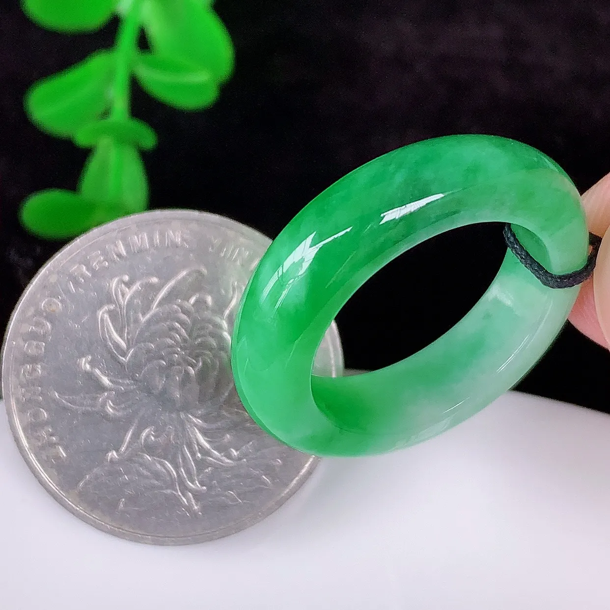 自然光实拍，冰润冰糯种飘绿18mm内径翡翠指环，玉戒指，玉质莹润，好精美好冰润的指环，17圈口，上手纤巧！#1.13