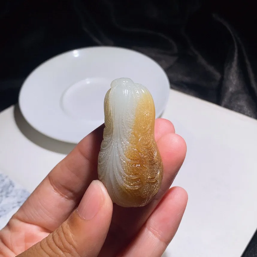 新疆且末糖遇百财白菜挂件。尺寸50/26/22重36.9克。玉质细腻油润。手推出油。品相大气 lt2505012