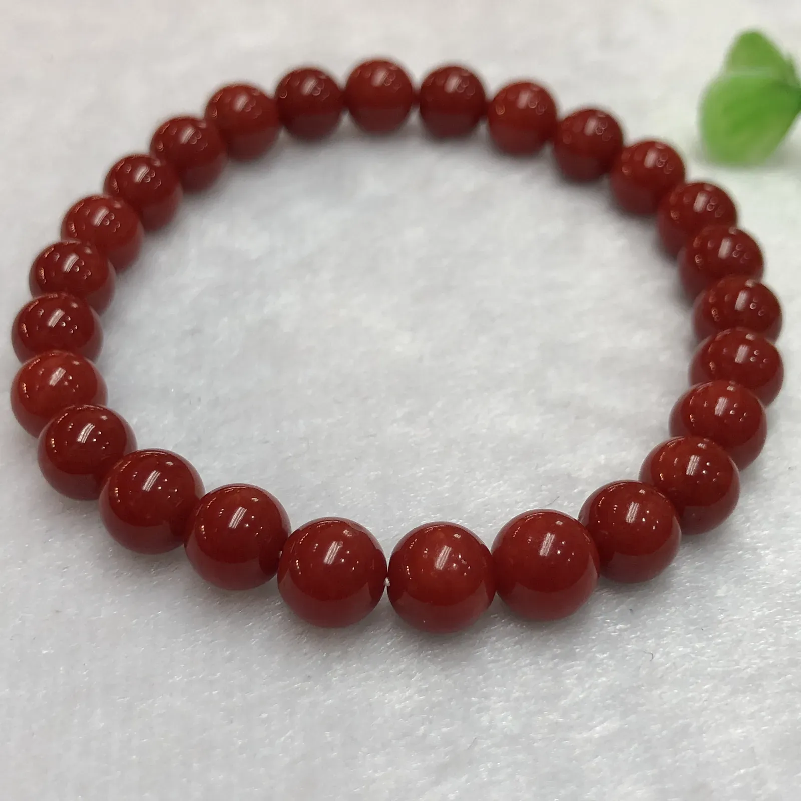 【天然赤血牛血红珊瑚7mm圆珠手串】赤血牛血红颜色，光泽柔润透亮，直径约为7-6.6mm，重量12.15克，共26颗，珊瑚本为佛教珍宝，来自深海千年生长，有生长纹，属于有机宝石，气场强大，材料西班牙产地，科西卡材料，珍贵！每粒均为天然无添加无修补！收藏精品！传承宝贝！