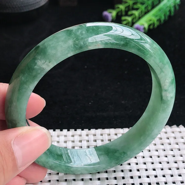 自然光61.8大圈口老坑精美温润满色手镯翡翠玉镯尺寸61.8/13.5/8.5