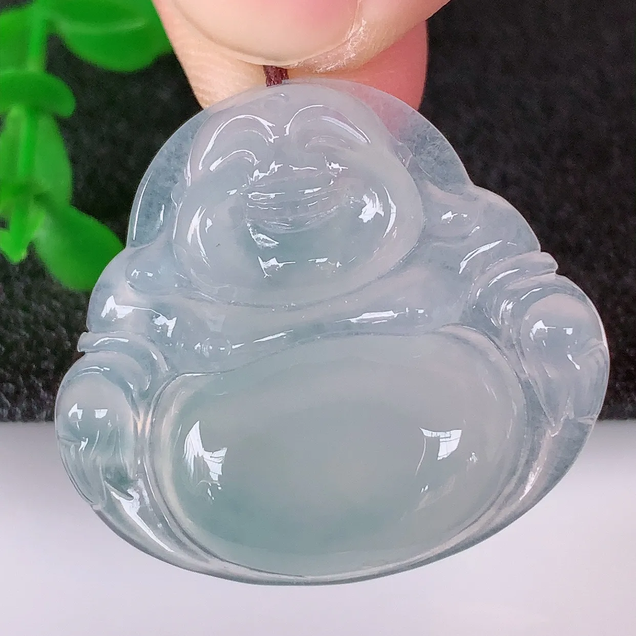 自然光实拍，冰润冰种翡翠佛公吊坠，饱满， 佛公亦保平安，寓意有福（佛公）相伴，配戴优雅迷人！#60.13