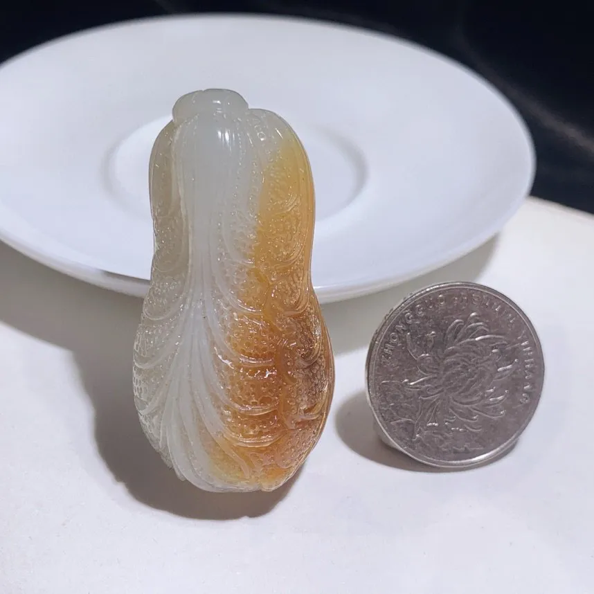 新疆且末糖遇百财白菜挂件。尺寸50/26/22重36.9克。玉质细腻油润。手推出油。品相大气 lt2505012