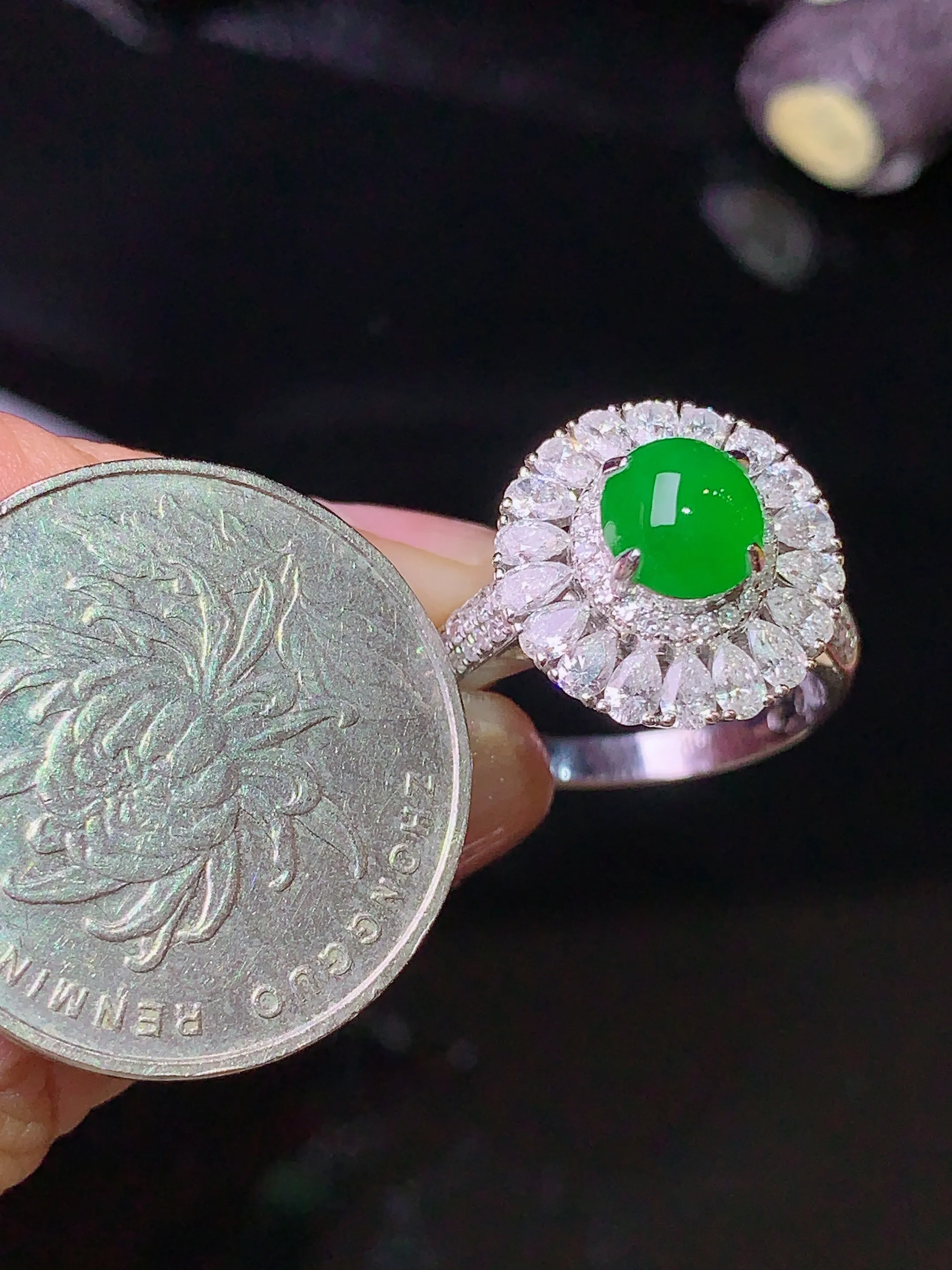 18k金钻镶嵌满绿蛋面戒指 玉质细腻 色泽艳丽 圈口14.5 整体尺寸14.8*14.3*10.8