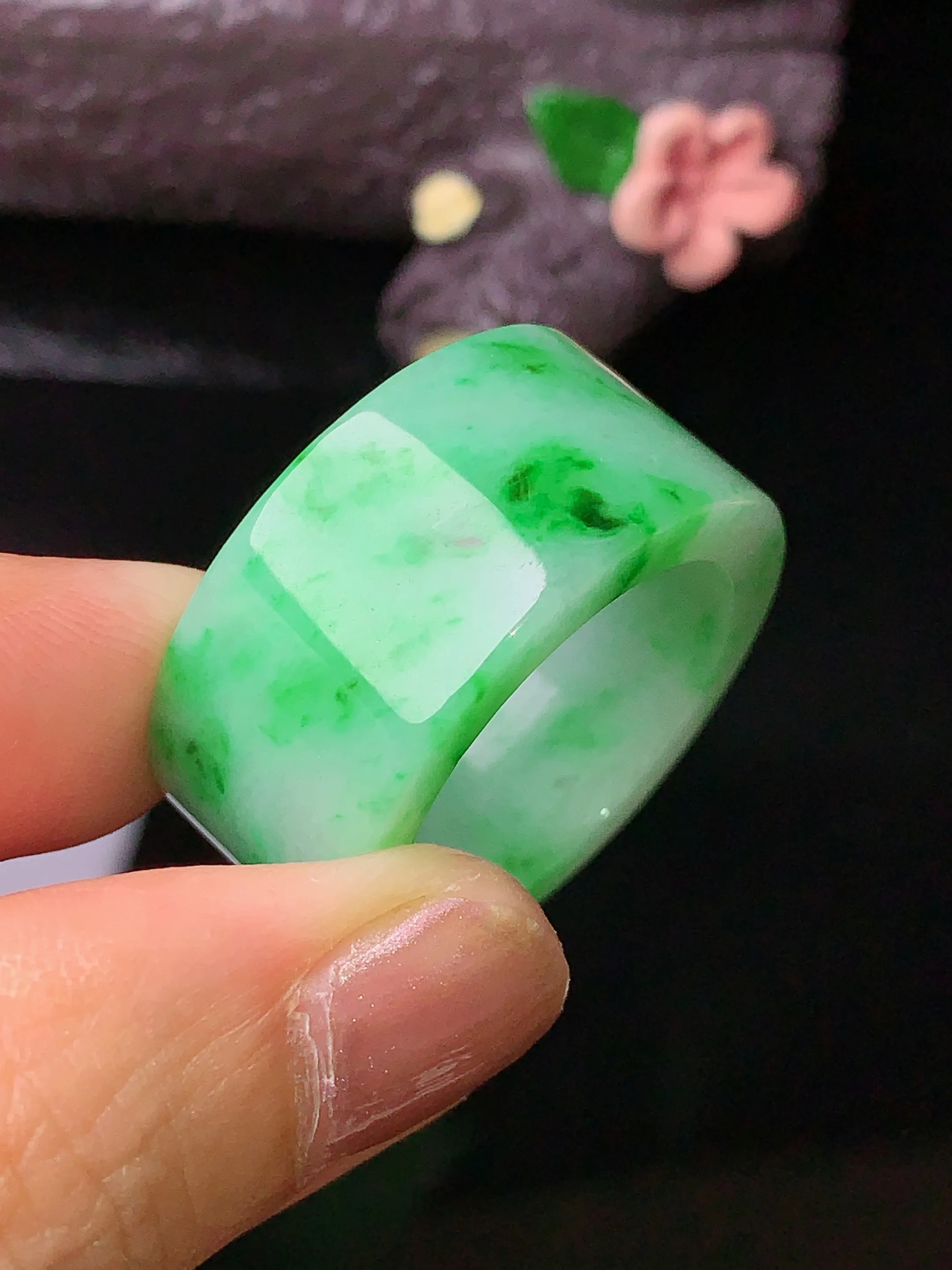 翠绿扳指  玉质细腻 色泽艳丽 圈口22.5 整体尺寸27.6*13*3.7