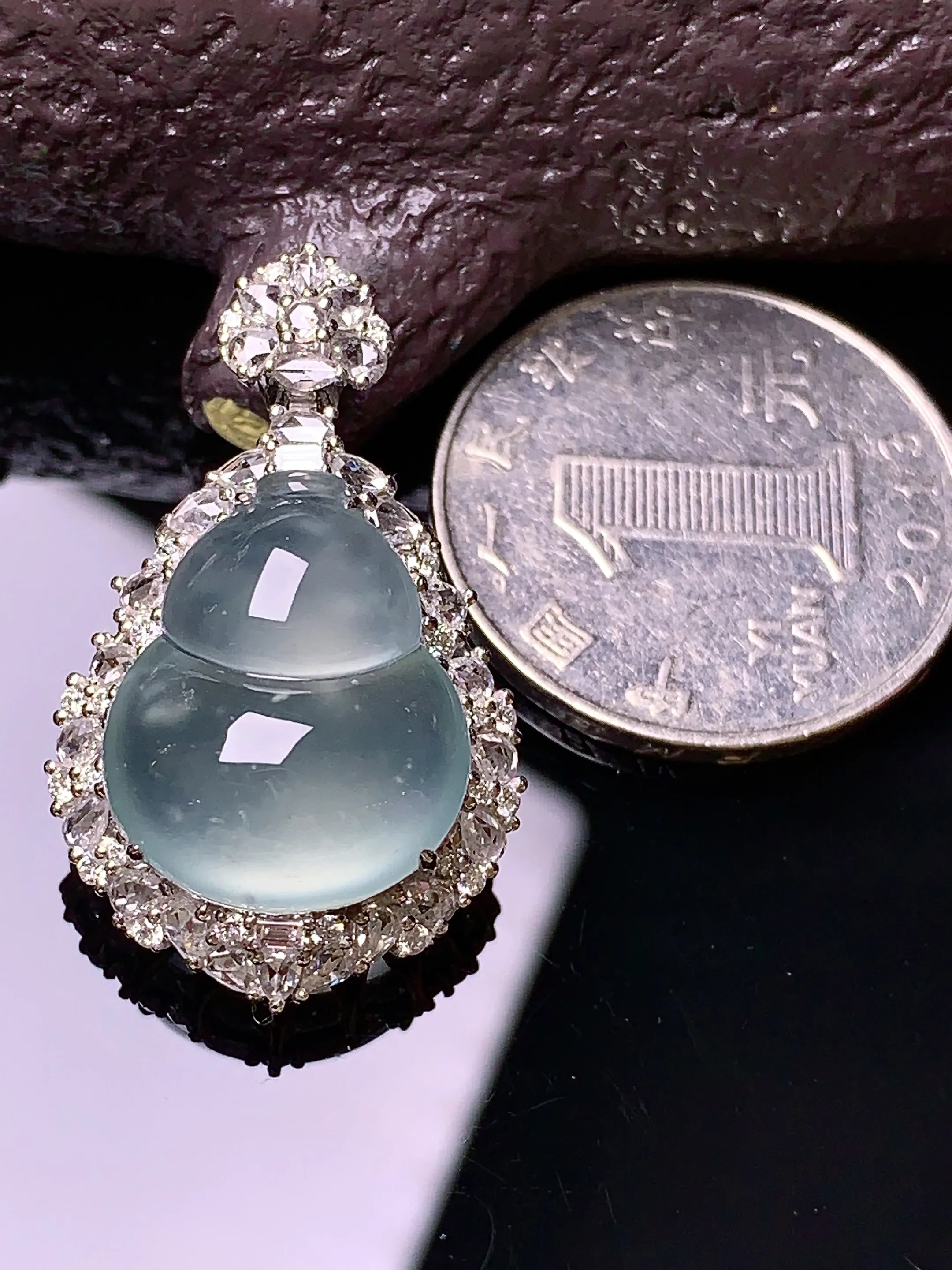 18k金钻镶嵌玻璃种葫芦吊坠 玉质细腻 色泽艳丽 整体尺寸31.8*19.6*12.3