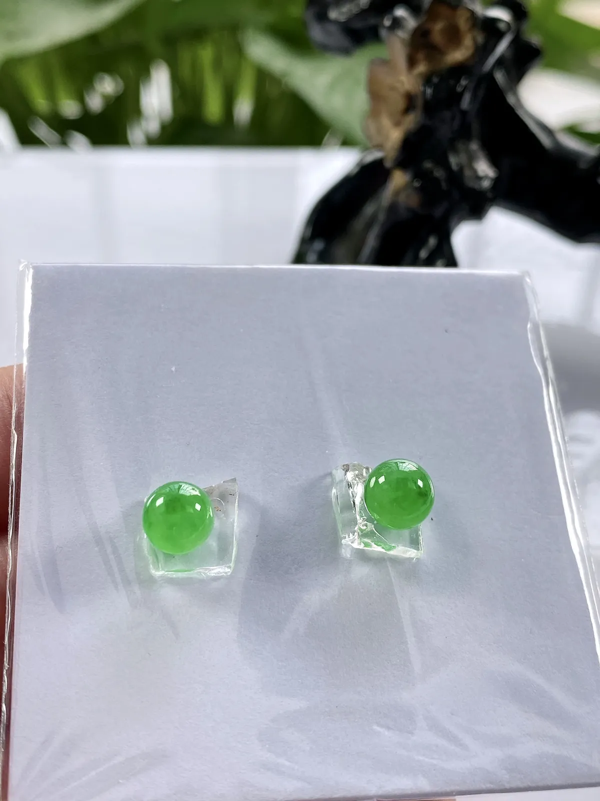 缅甸天然翡翠A货，卡6.6高冰种起光起胶满绿冰阳绿圆珠一对镶嵌件，尺寸：6.6mm/2颗，重量：3.32g（含纸垫）