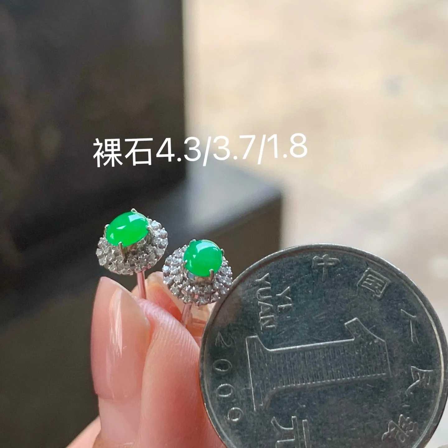 满色耳钉
真金镶嵌 精致